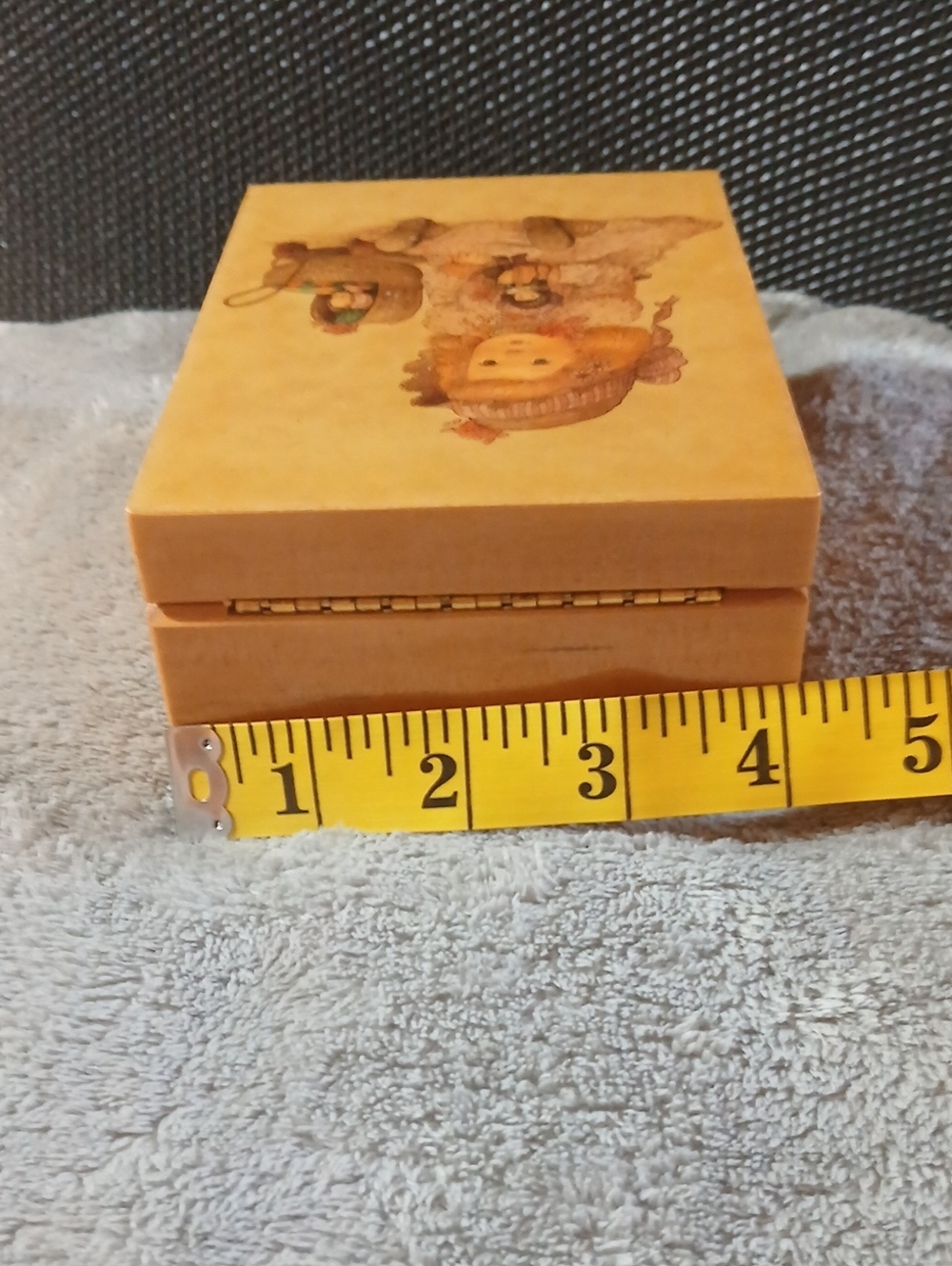 Vintage 1984 Music Jewelry Box Illustrated Doll Print Box in Warm Yellow - Picture 6 of 6